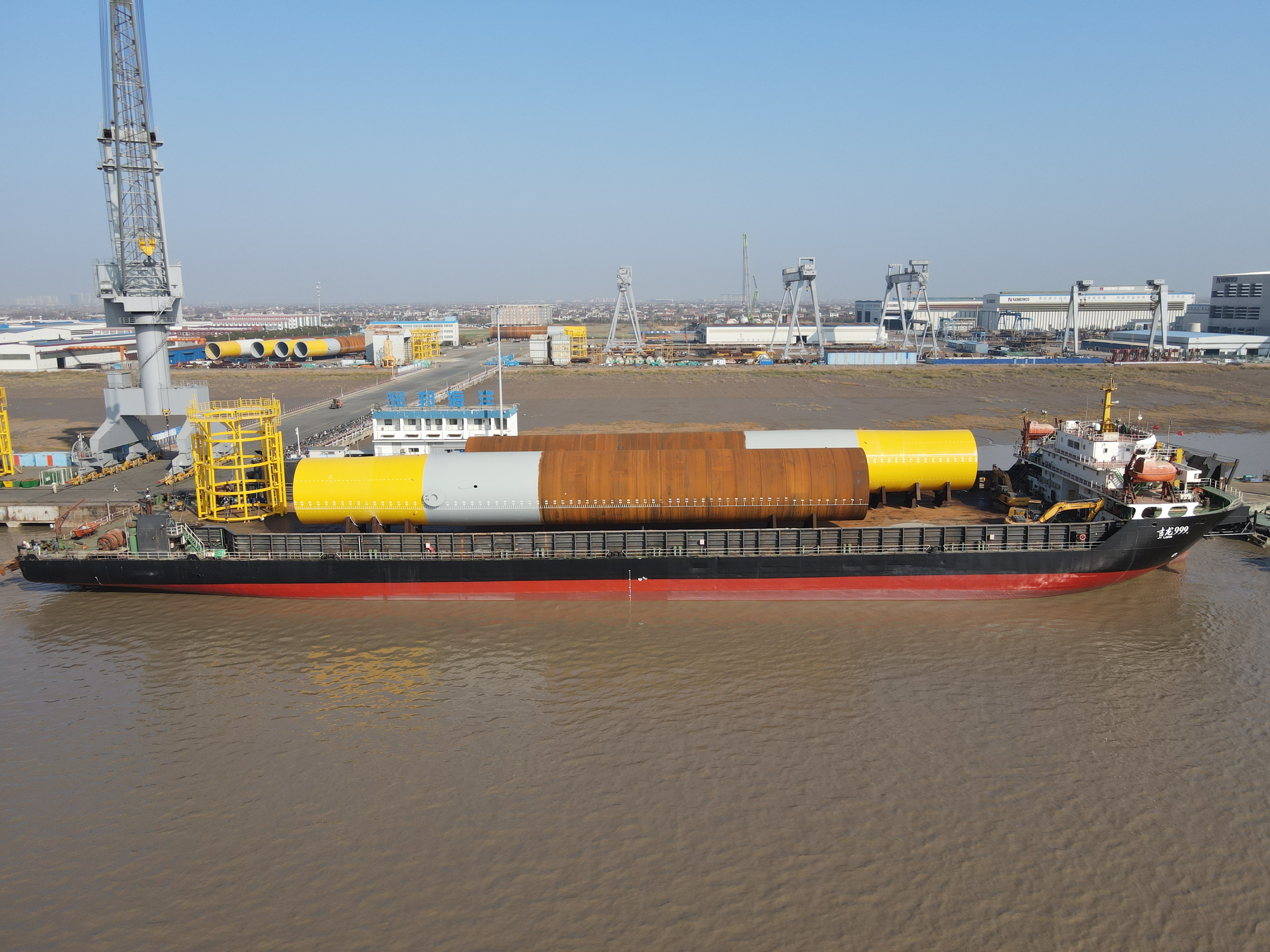 迎新年 保发运——子公司润邦海洋顺利发运大连花园口海上风电项目多套单桩及套笼(图1)